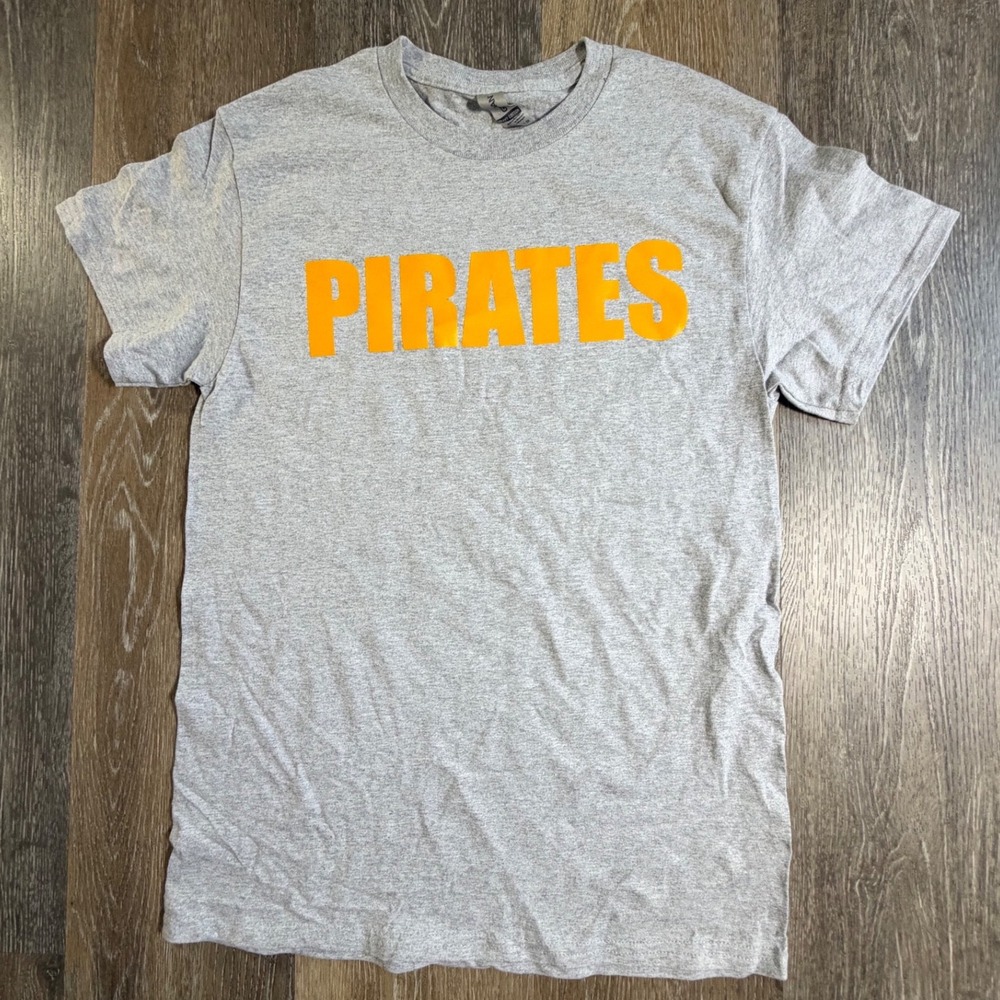 Gildan T-Shirt Mens Small Gray Pirates Orange Graphic Heavy Cotton Tee